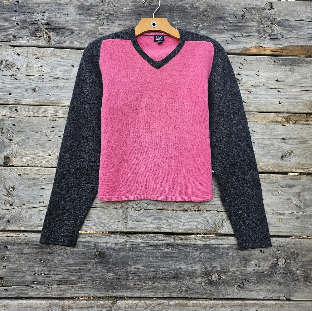 100% Wool BKLE pink+grey sweater with small V neck and longsleeves.